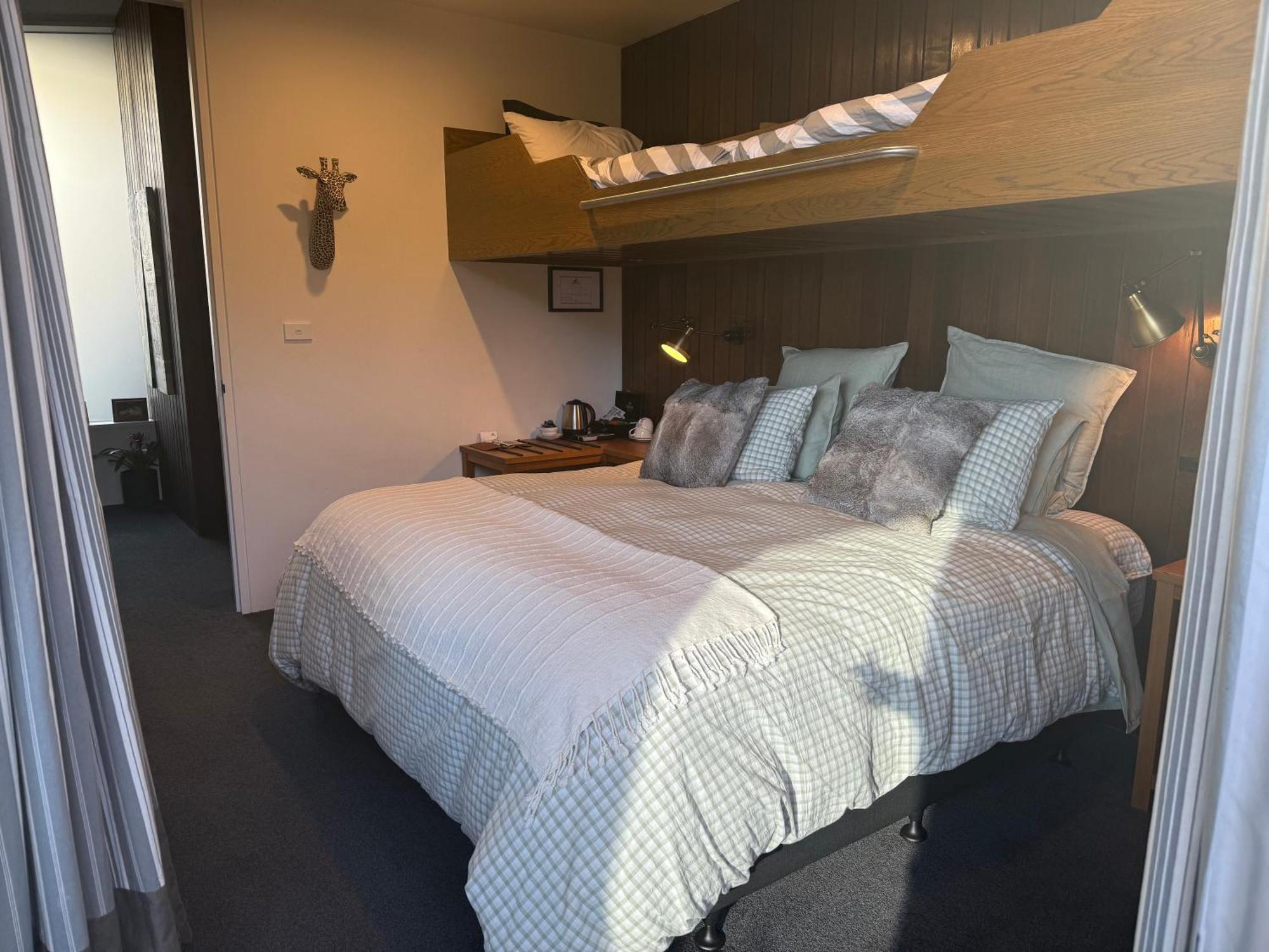 アカロア Newton Heights Bed & Breakfast エクステリア 写真